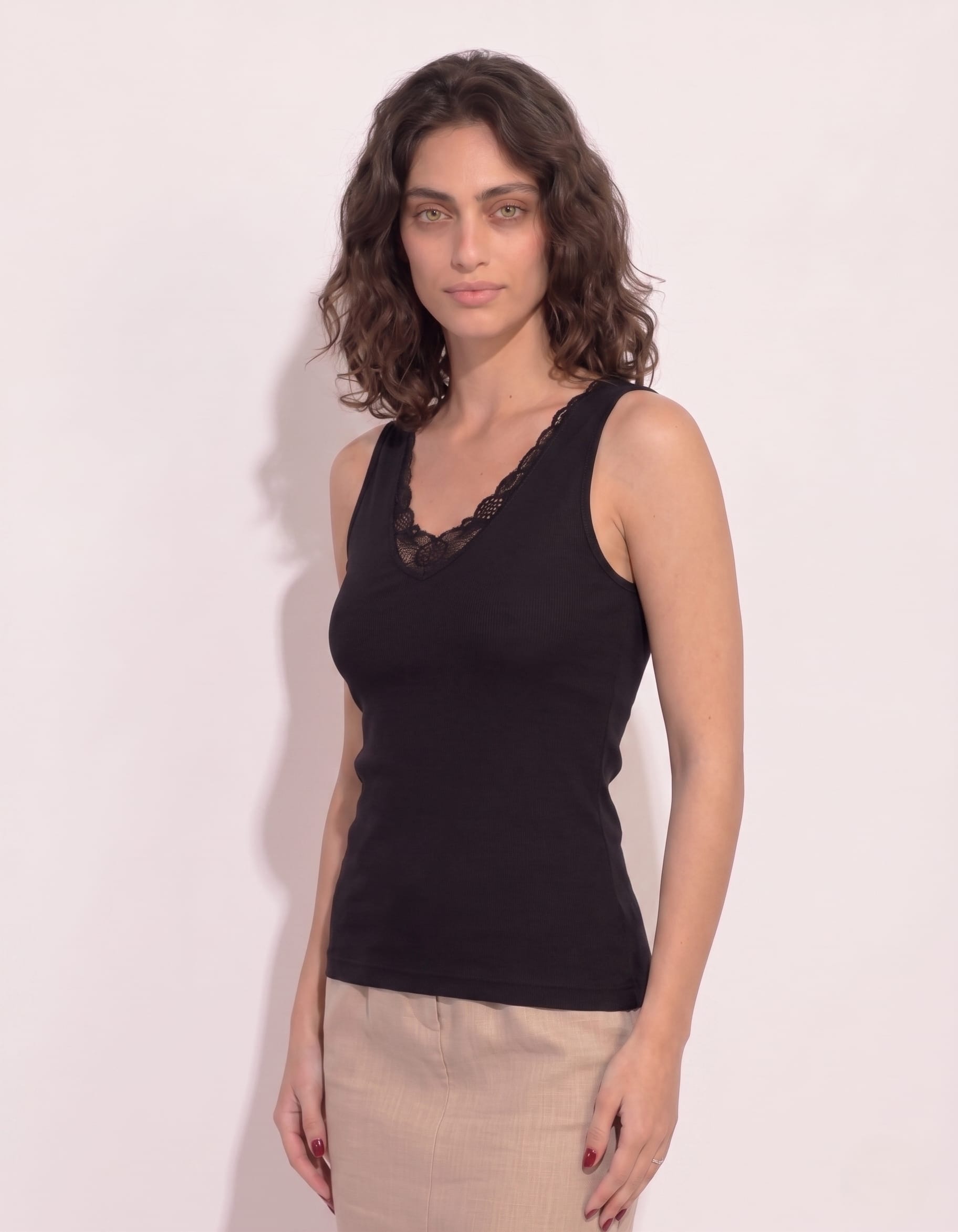 art. 650 – Wide shoulder tank top with macramé lace - Image 2